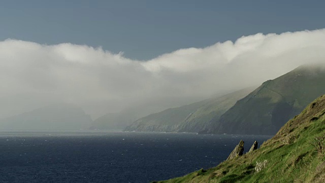在爱尔兰西南部丁格尔半岛的大布拉斯特岛上空移动的时移云视频下载