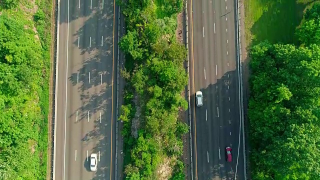 从空中俯瞰新泽西州特拉华水口附近的哥伦布高速公路。视频素材