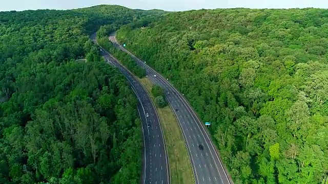 新泽西州克里斯托弗·哥伦布高速公路的空中风景，特拉华水峡附近。视频下载