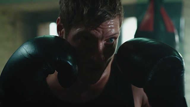 男子拳击拳击袋视频素材