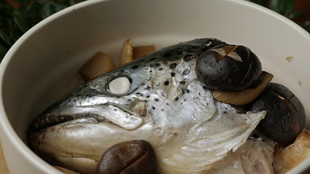 中式和日式三文鱼头汤。视频下载