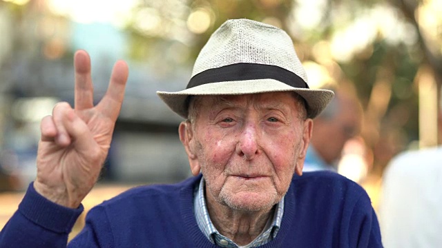 老年成年男性打手势;他今年91岁视频下载