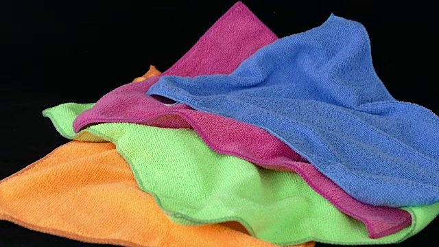 蓝色、绿色、橙色和粉色的超细纤维清洁布，视频下载