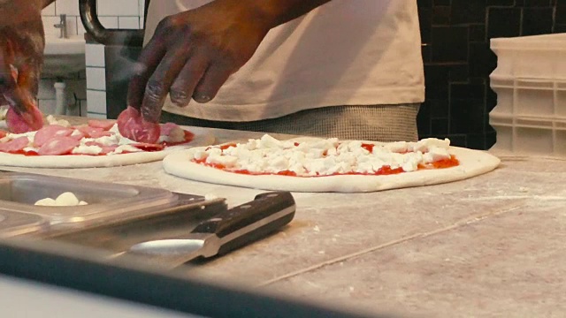厨师在一个餐厅做一个披萨拉伸做一个披萨视频素材