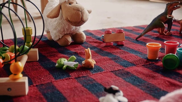 家中儿童卧室地板上五颜六色的儿童玩具视频素材