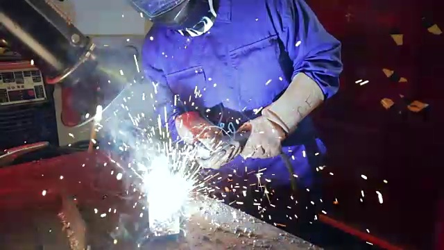焊接在工程车间视频下载