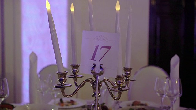 餐厅桌上的蜡烛和食物视频素材