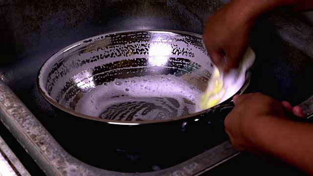 女人在洗煎锅视频素材