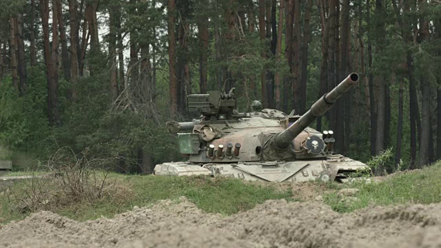 军事坦克向目标射击视频素材