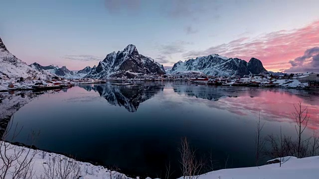 延时放大的斯堪的纳维亚村庄与周围的山在冬天的早晨。勒内，罗浮敦群岛，挪威视频下载