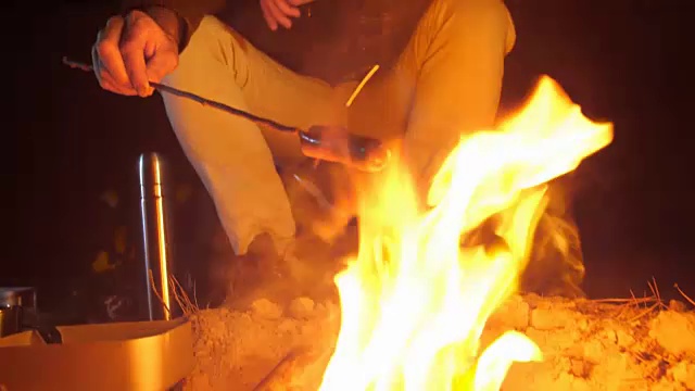 在森林里用篝火做饭的男人视频素材