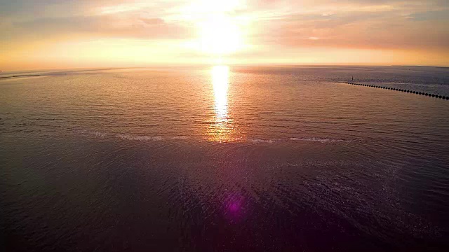 平静的海滩上的日落视频素材