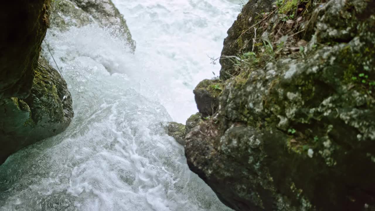 顺着瀑布的水流而下视频素材