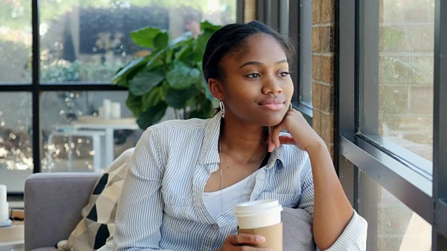 美丽的非洲裔美国女人白日梦想，而放松在她的家视频素材