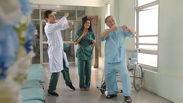 医生和病人在医院一起跳舞视频素材