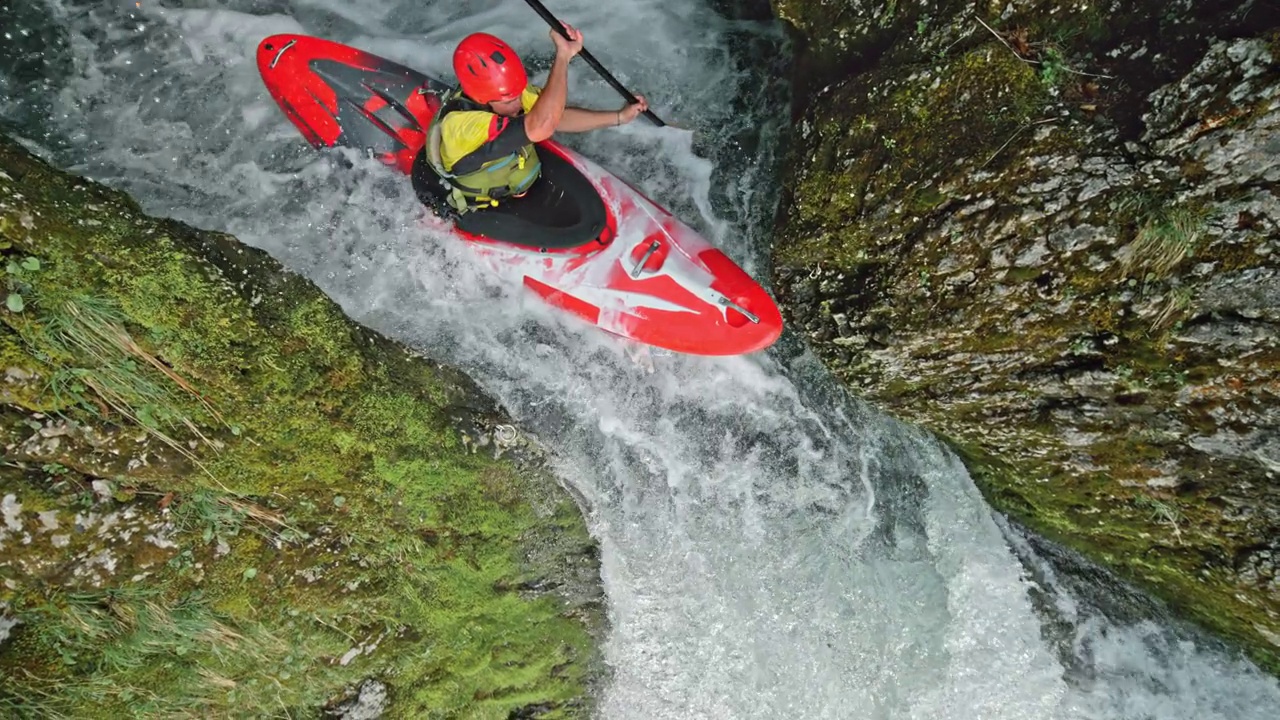 SLO MO白水皮划艇运动员在瀑布上奔跑视频下载