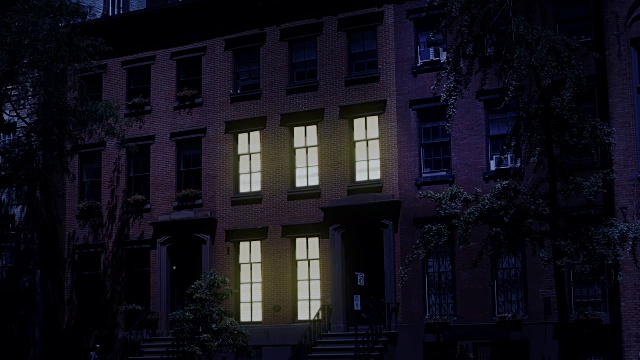 夜间拍摄典型的布鲁克林褐石屋视频素材