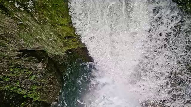 SLO MO白水流过崎岖的岩石，形成瀑布视频素材