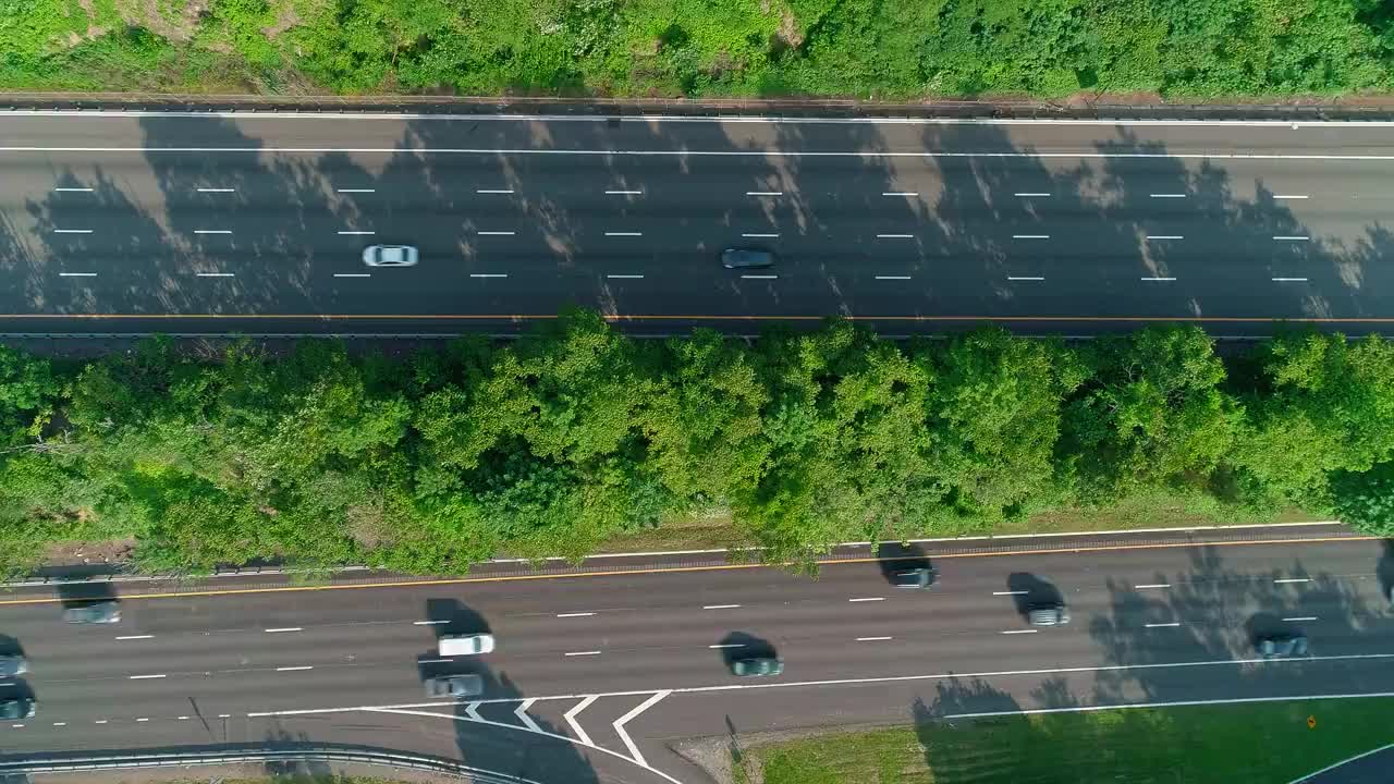 在特拉华水峡附近的新泽西州，克里斯托弗·哥伦布高速公路的空中直接视图。视频素材
