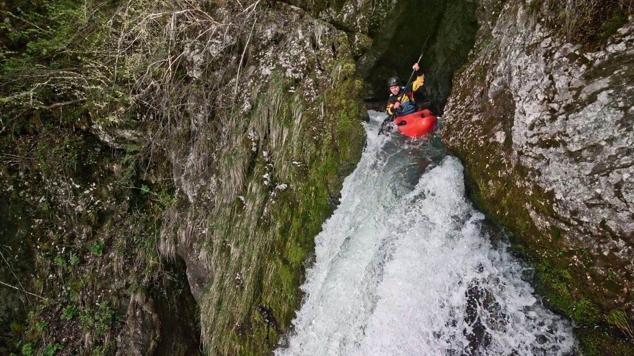 SLO MO皮划艇运动员在漂亮的瀑布上奔跑视频下载