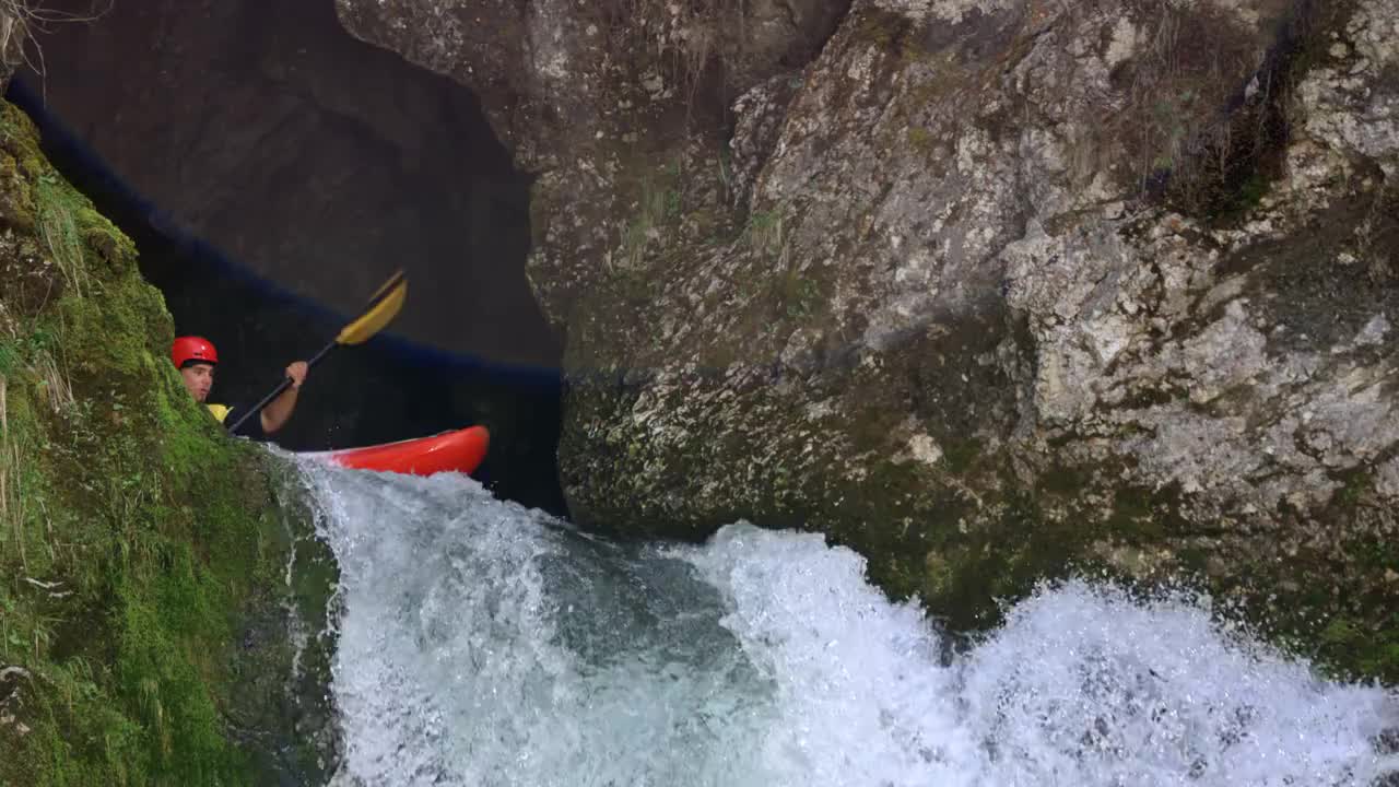 SLO MO白水皮划艇运动员从瀑布上跑下来，撞向跳水池视频素材