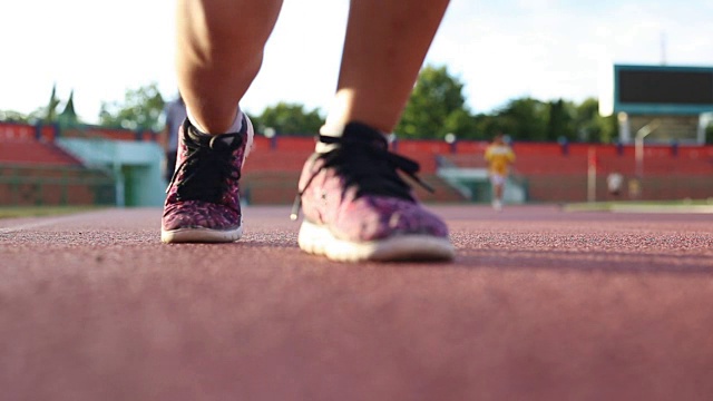 女跑步者系着鞋带，为生活而跑视频下载