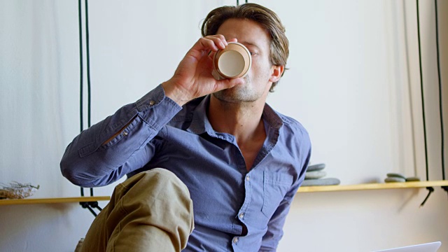 一个在家喝咖啡的男人视频素材