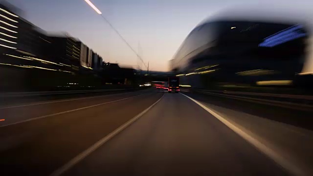 黄昏时分在高速公路上开车视频素材
