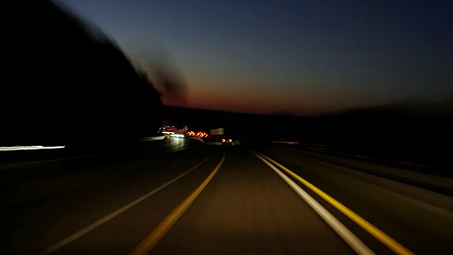 黄昏时分在高速公路上开车视频素材