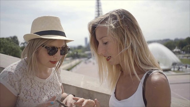 两名年轻女子在巴黎用手机自拍视频素材