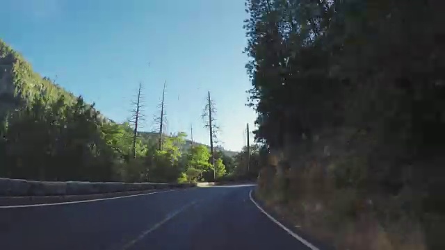 在约塞米蒂国家公园，POV驾驶时间间隔视频素材