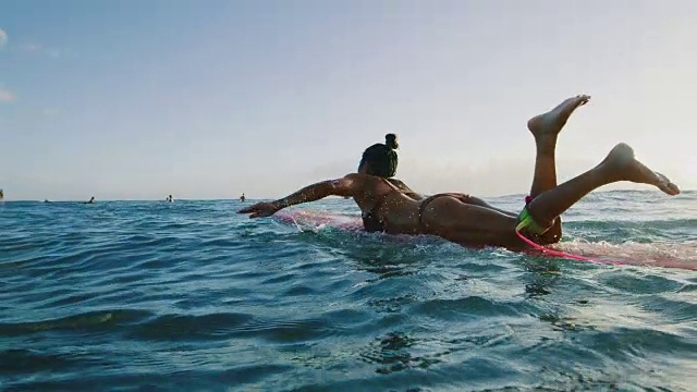 年轻女子在日落时冲浪视频素材