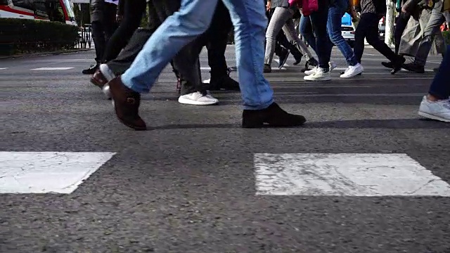 人们在人行横道上过马路。缓慢的运动。视频下载