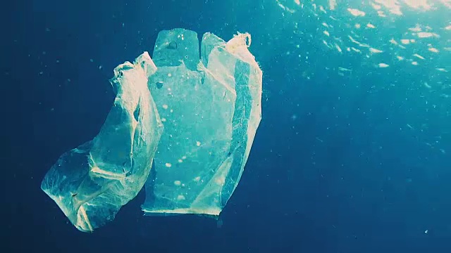 环境问题海洋中的一次性塑料视频素材