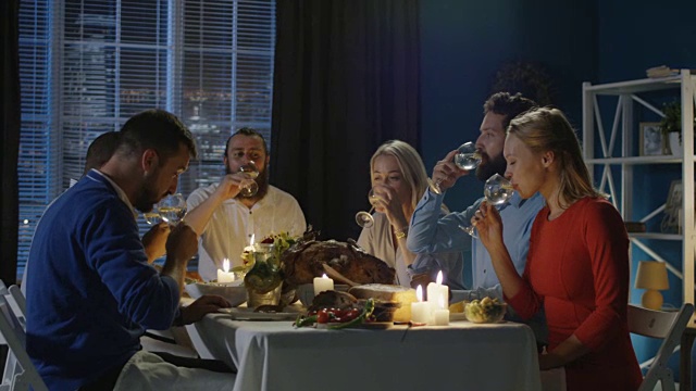朋友们在感恩节的餐桌上敬酒视频素材