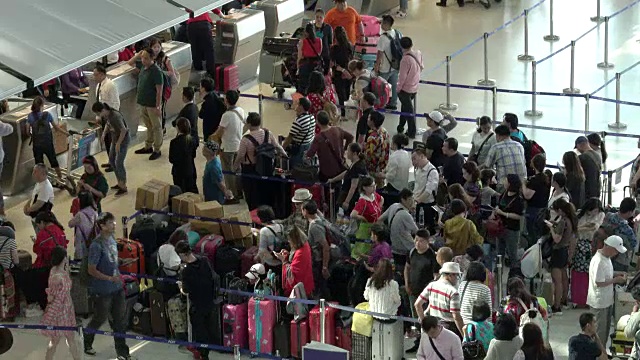 4k:曼谷素万那普机场离港航站楼排队检票视频下载