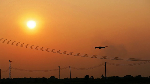 无人机在日落时飞行。视频素材