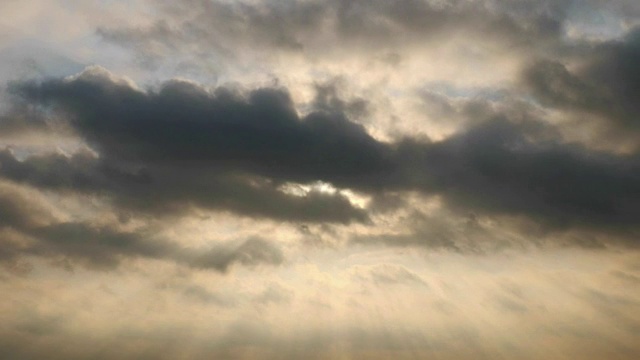 日出，天空和早晨的云彩。视频素材