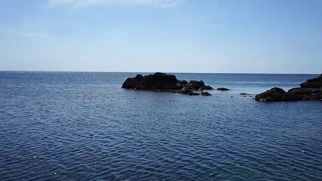 海面上沿着水下岩石缓慢移动。视频素材