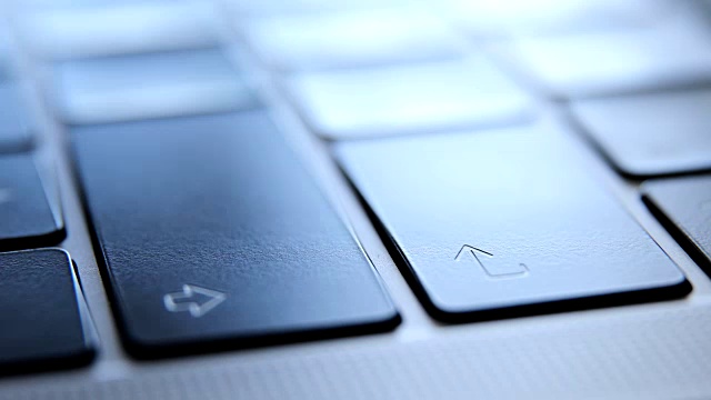 特写的人的手打字和输入键上的笔记本电脑键盘。视频素材
