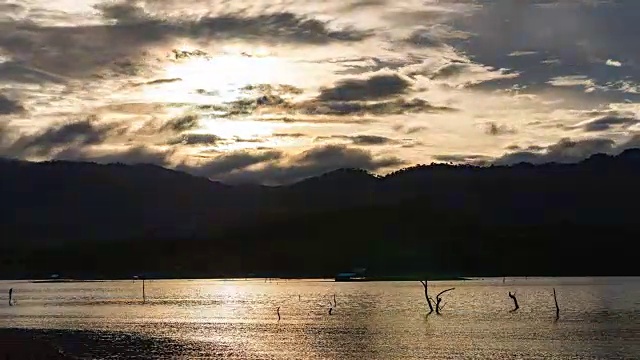 美丽的日出在山和湖与雾滚动出来，时间流逝视频素材