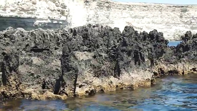 海面上沿着水下岩石缓慢移动。视频素材