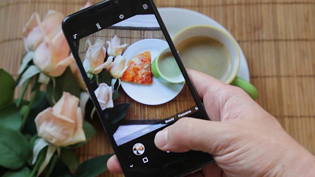 男性用智能手机拍摄早餐食物。视频下载