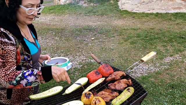 成年妇女准备腌制美味的猪肉或牛肉和蔬菜。视频下载