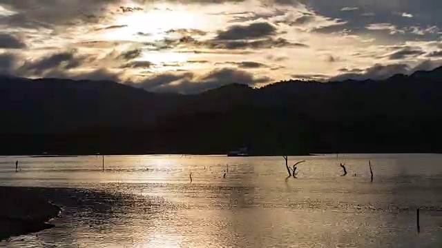 美丽的日出在山和湖，时间流逝视频视频素材