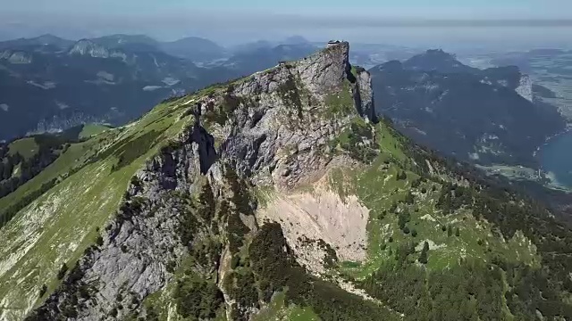 在上奥地利萨尔兹卡默古特的沙夫伯格峰会上飞行。视频素材