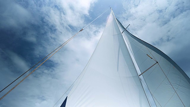 在风中航行。满帆，风很大。海洋竞赛，真正的冒险。暴风雨的一天。太阳航行，冒险视频下载