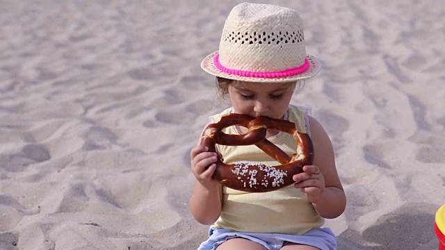 享受假期和吃椒盐卷饼的女孩视频素材