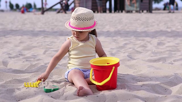 3岁的女孩在玩沙子视频素材