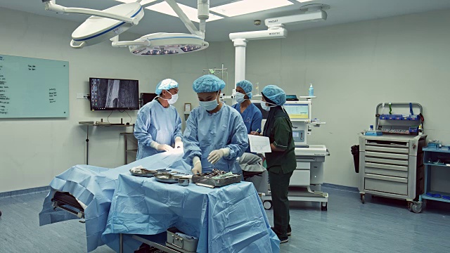 亚洲医疗团队在医院为老年患者进行外科手术视频下载